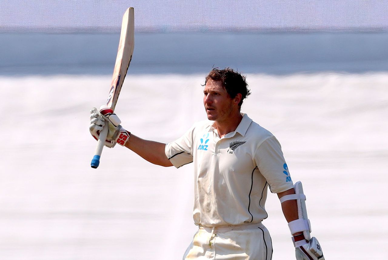 BJ Watling acknowledges the applause for his double hundred, New Zealand v England, 1st Test, Mount Maunganui, 4th day, November 24, 2019