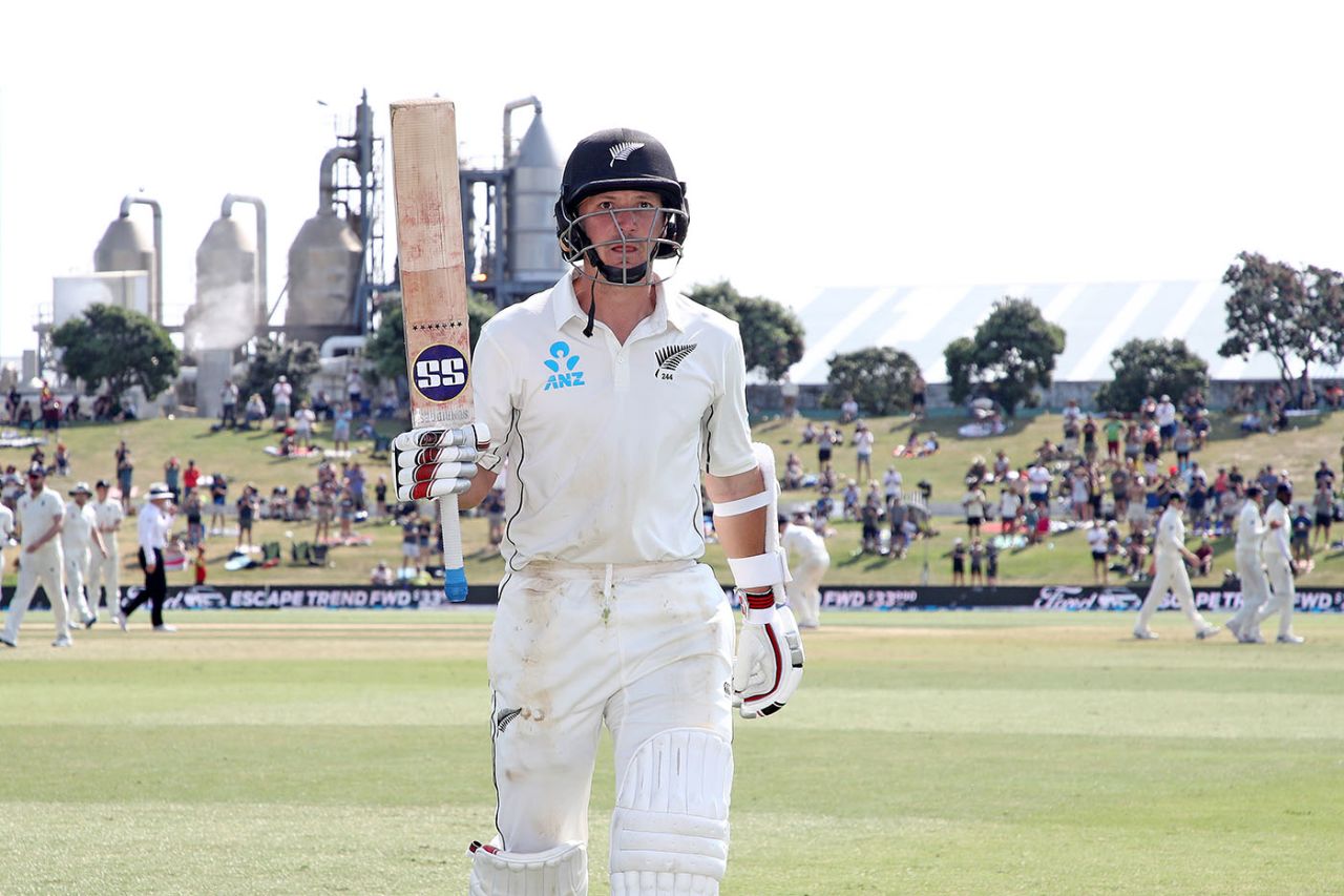 BJ Watling drinks in the applause after his epic 205, New Zealand v England, 1st Test, Mount Maunganui, 4th day, November 24, 2019