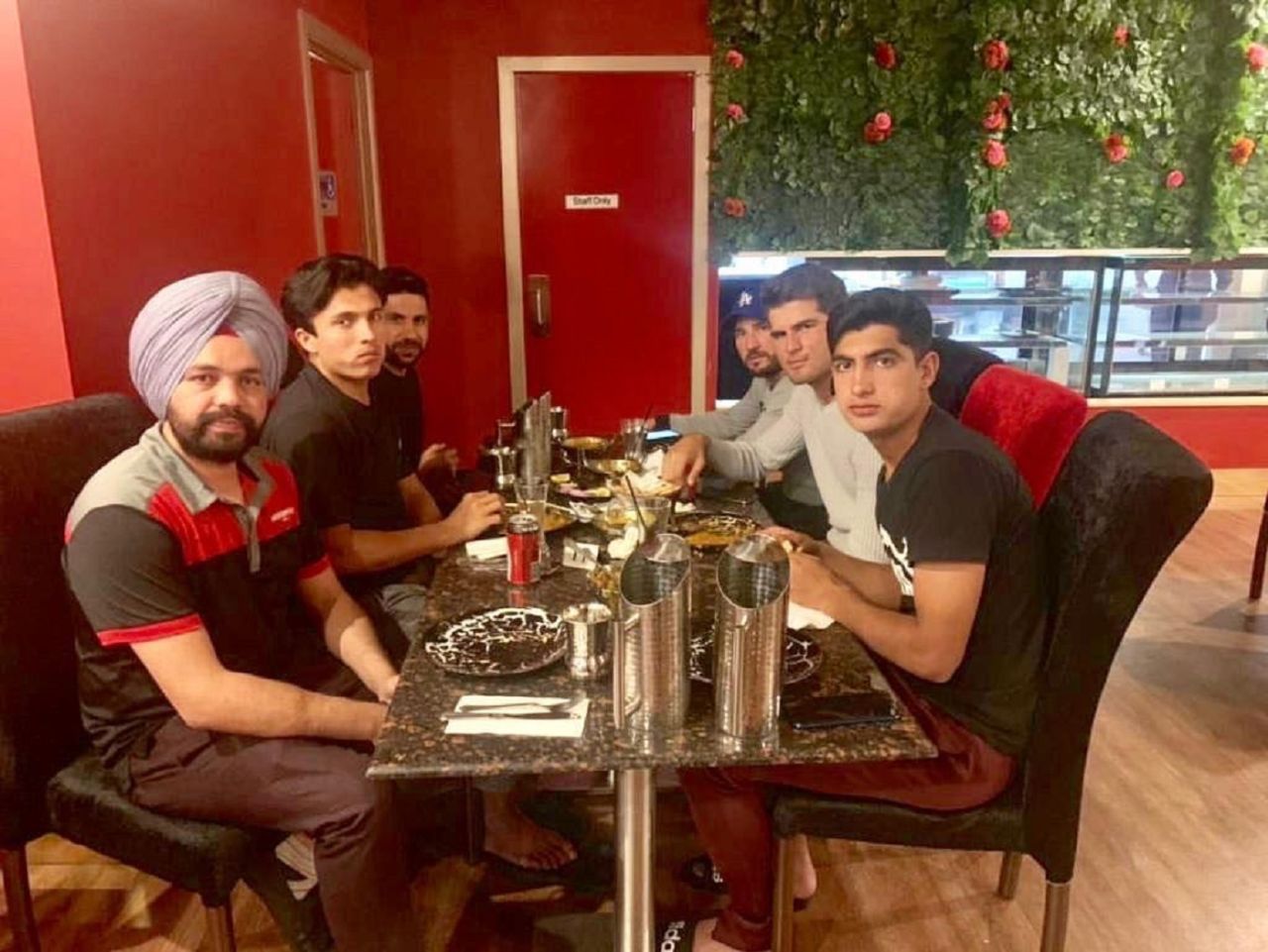 Musa Khan, Yasir Shah, Imran Khan, Naseem Shah, Shaheen Afridi treat an Indian-origin taxi driver to dinner, Brisbane, November 25 2019