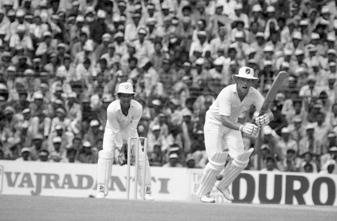 Martin Snedden bats as Kiran More keeps, fourth match, pool-A, World Cup 1987, India v New Zealand, Bangalore, India, October 14, 1987