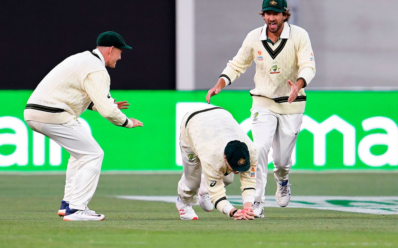 Steven Smith took a low catch at second slip, Australia v Pakistan, 2nd Test, Adelaide, 2nd day