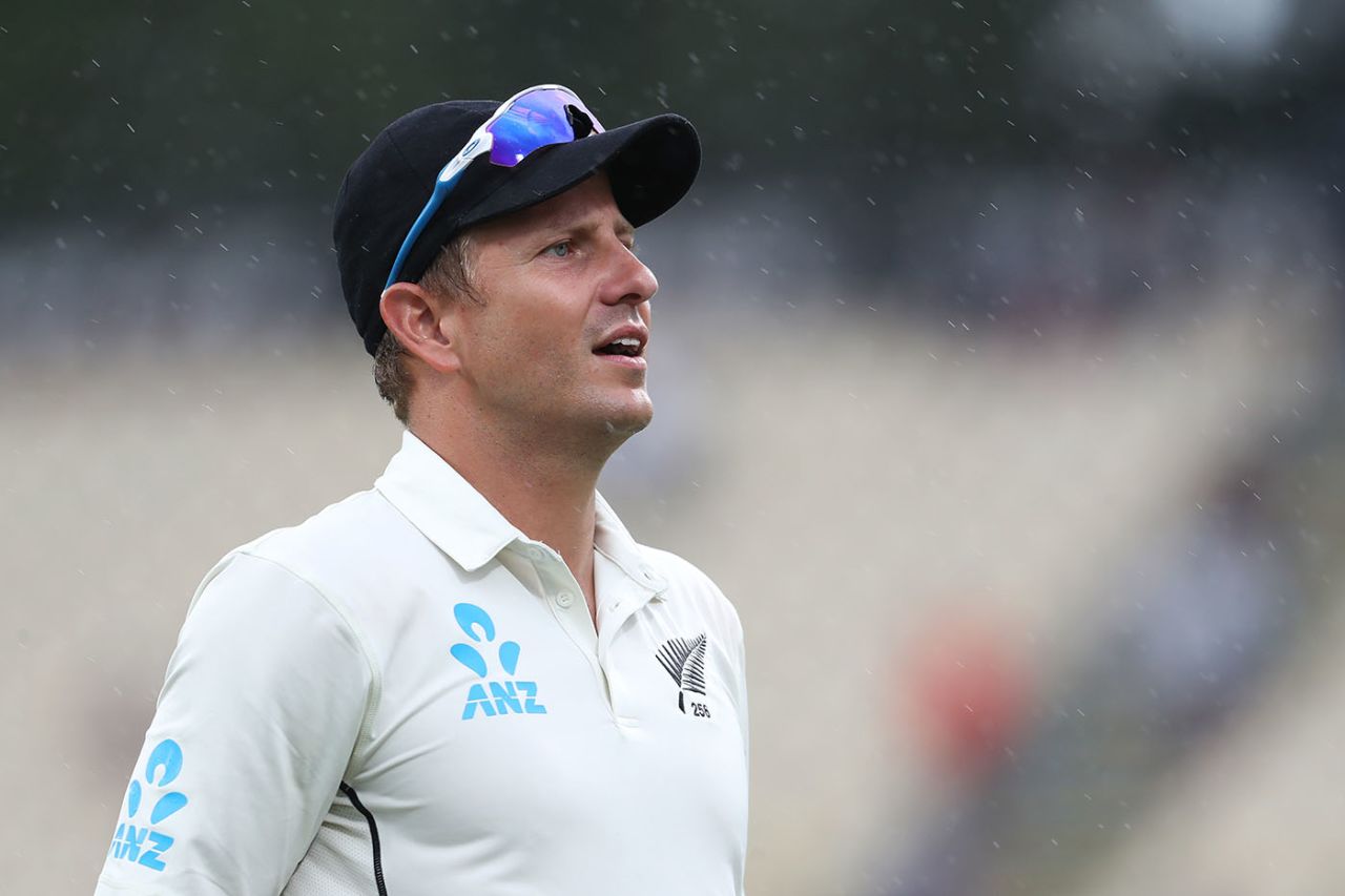Neil Wagner looks on as rain starts to fall, ending play prematurely in the evening session on day three, New Zealand v England, 2nd Test, Hamilton, December 1, 2019