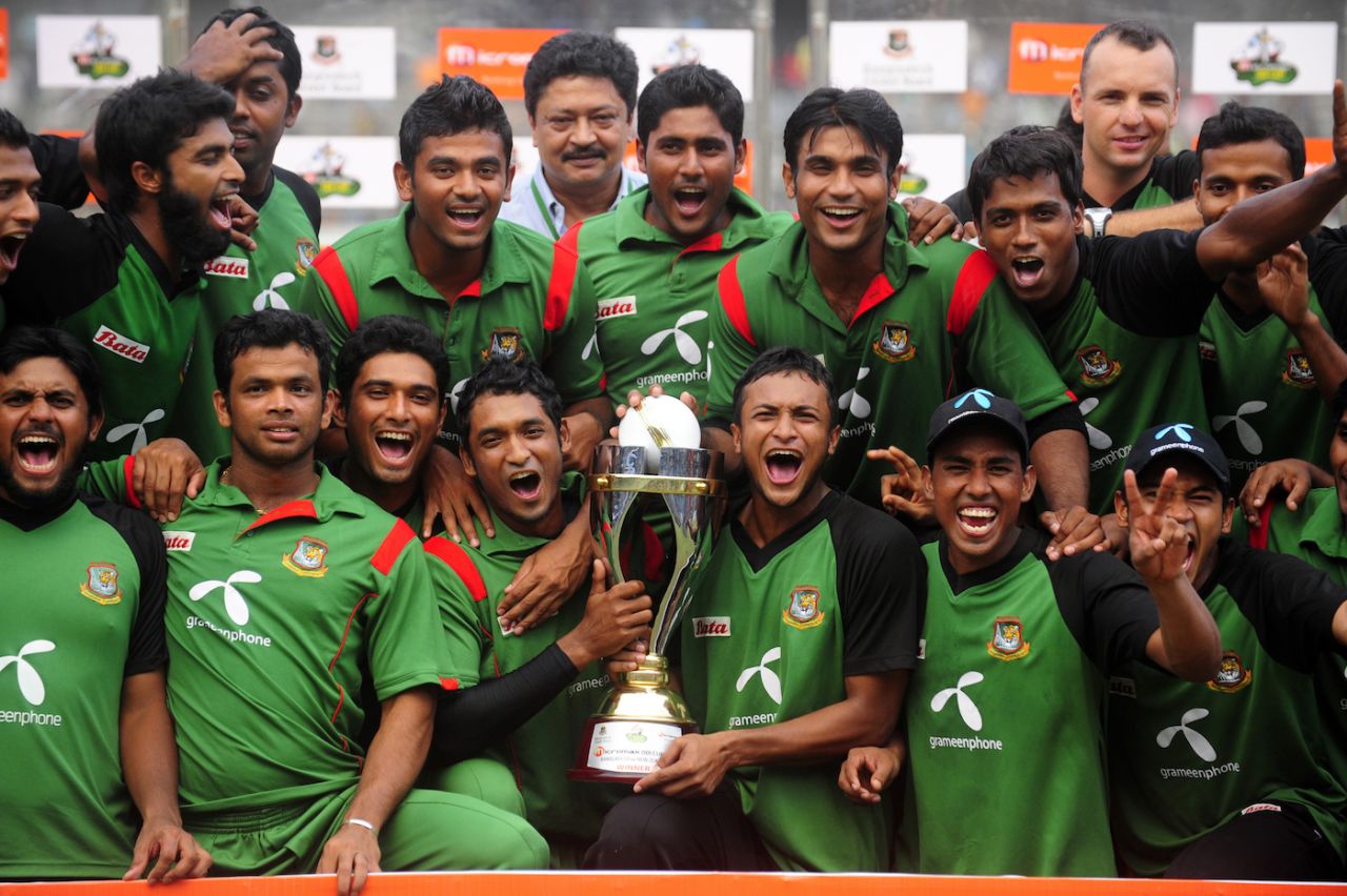 The Bangladesh players pose with the trophy after beating New Zealand 4-0, Bangladesh v New Zealand, 5th ODI, Mirpur, October 17, 2010