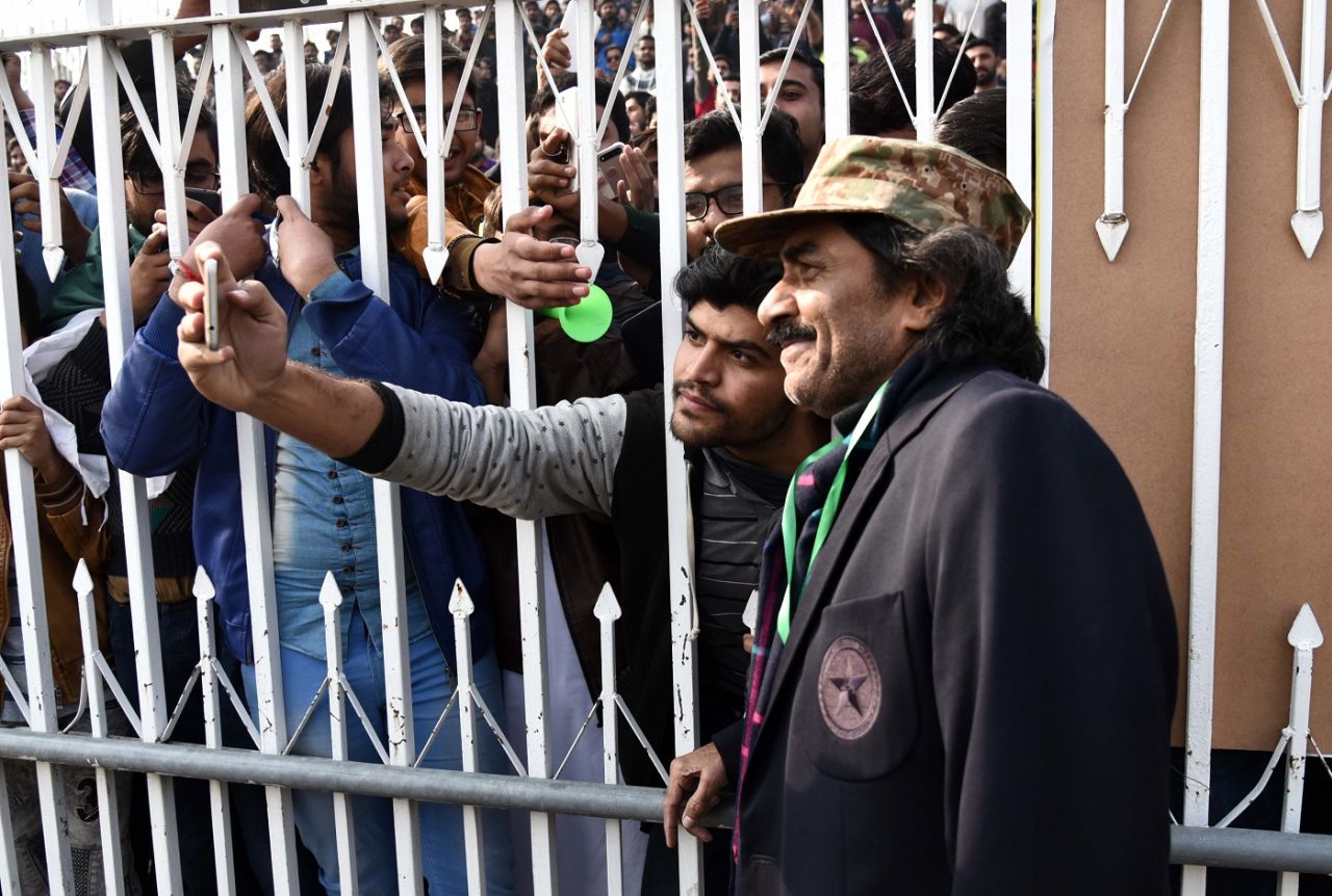 Javed Miandad interacts with fans, Pakistan v Sri Lanka, 1st Test, Rawalpindi, Day 1