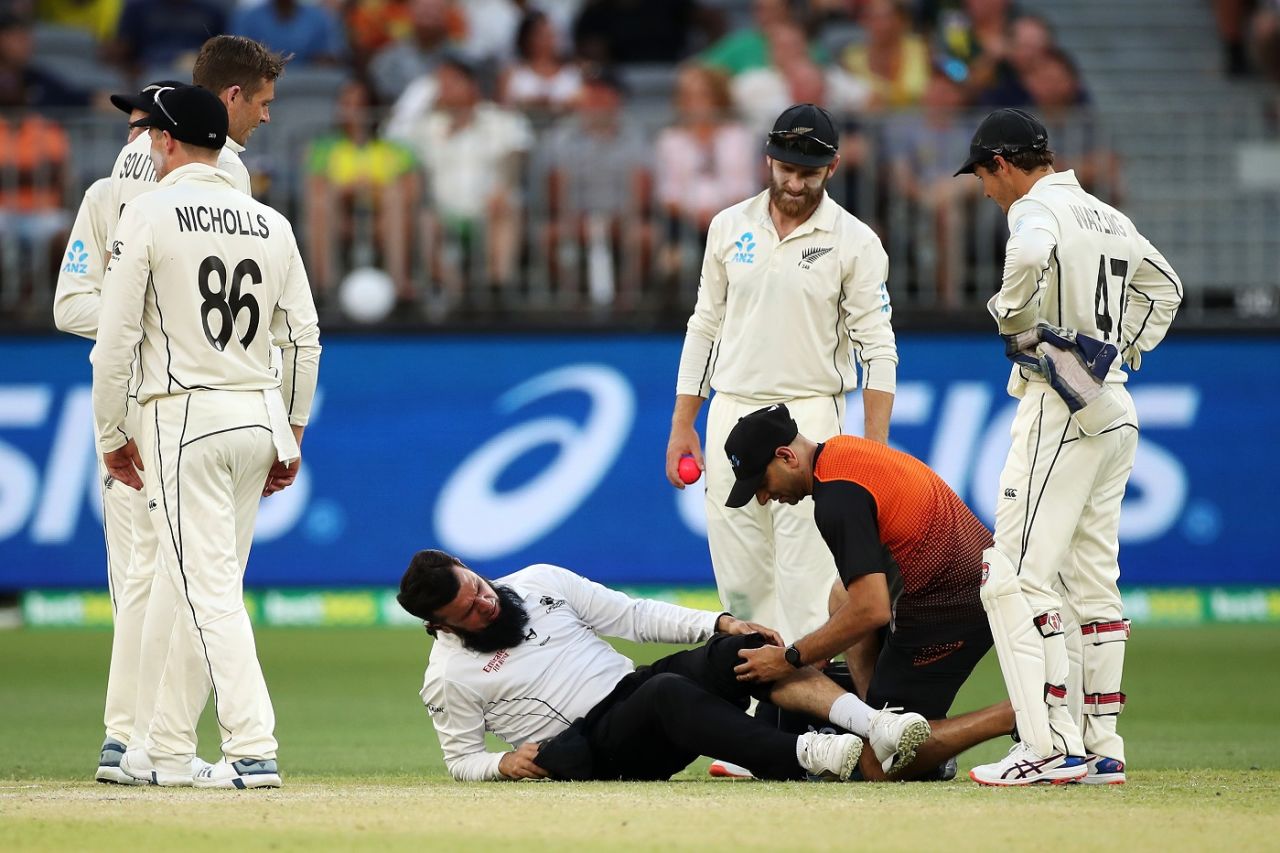 Umpire Aleem Dar receives treatment after hurting his knee, Australia v New Zealand, 1st Test, Perth, 3rd day, December 14, 2019