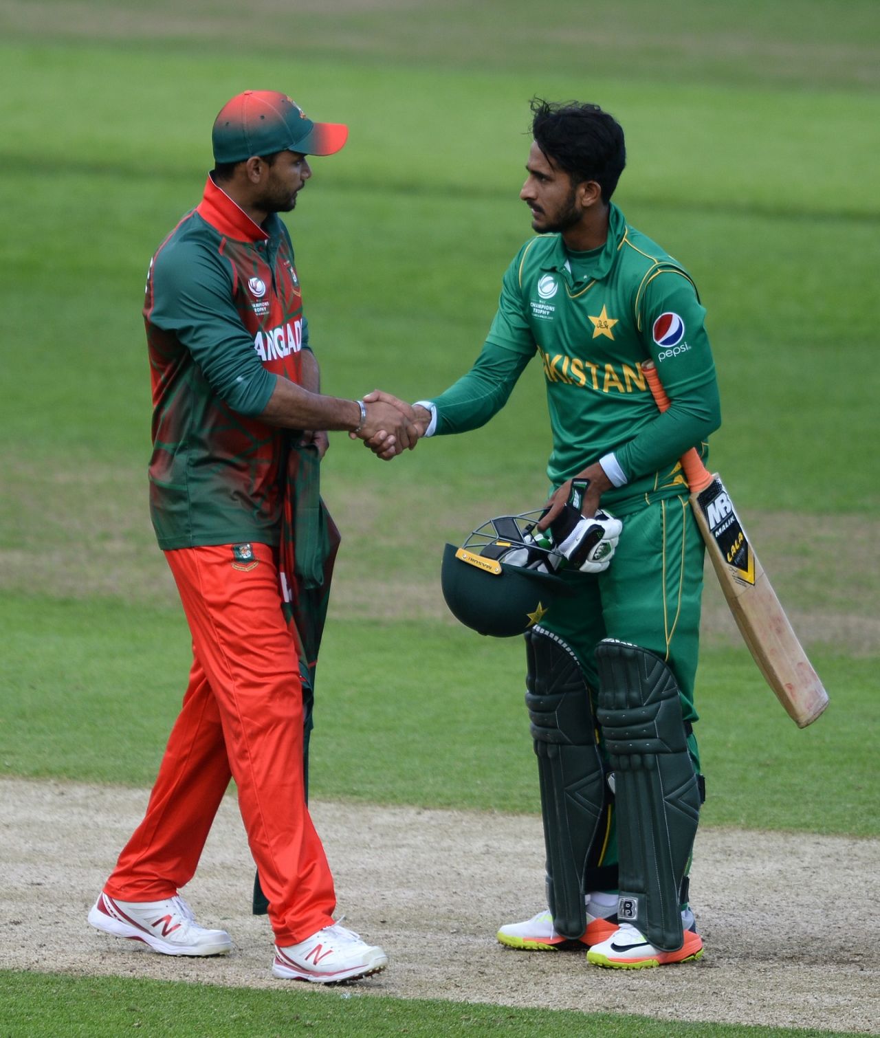 A handshake between Bangladesh and Pakistan, Bangladesh v Pakistan, Champions Trophy warm-ups, Birmingham, May 27, 2017