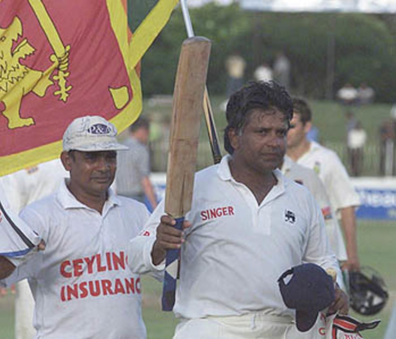 Arjuna Ranatunga acknowledges his fans after playing his last Test innings, South Africa in Sri Lanka, 2000/01, 3rd Test, Sri Lanka v South Africa, Sinhalese Sports Club Ground, Colombo, 06-10 August 2000 (Day 5).