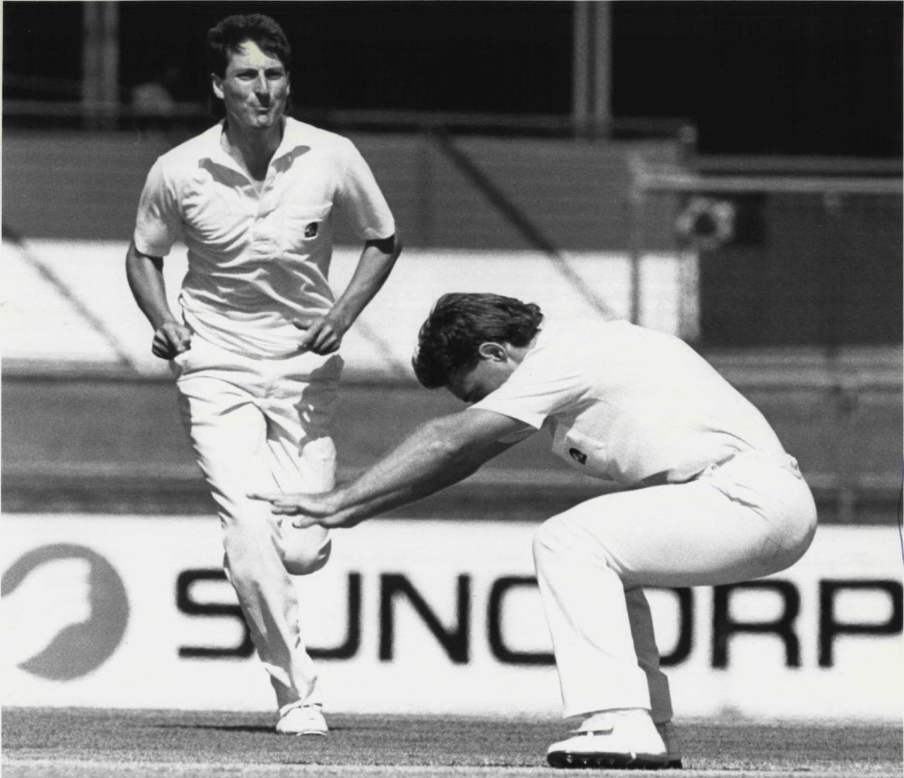 Danny Morrison bows to Allan Border as he leaves the ground after being dismissed, Australia v New Zealand, 1st Test, 2nd day, Brisbane, Dec 5, 1987