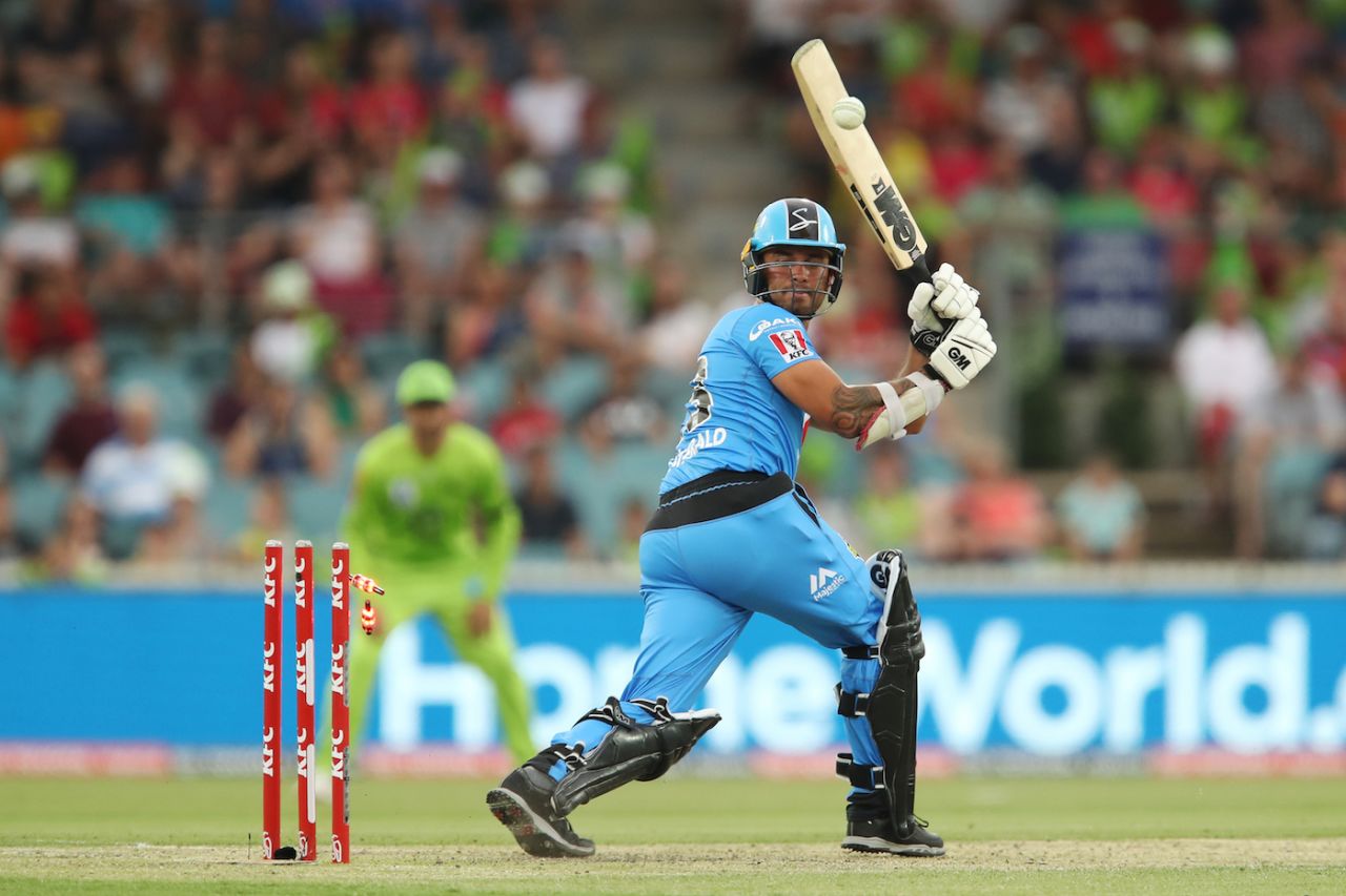 Jake Weathered missed a slower delivery, Sydney Thunder v Adelaide Strikers, BBL 2019-20, Canberra, December 21, 2019