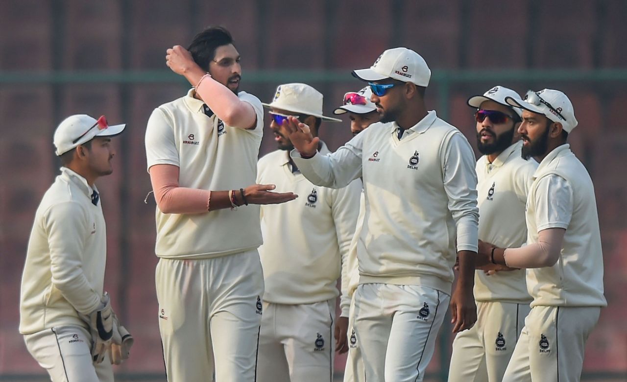 Ishant Sharma celebrates a wicket with team-mates, Delhi v Hyderabad, Ranji Trophy 2019-20, Group A, Delhi, 2nd day, December 26, 2019