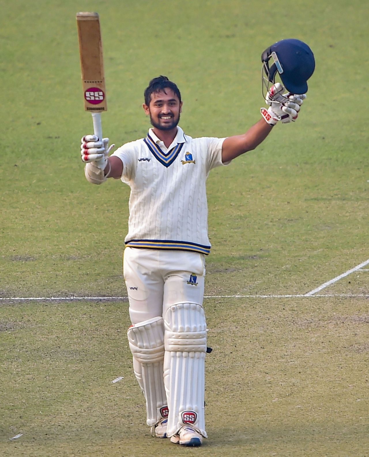Abhishek Raman celebrates his hundred, Bengal v Andhra, Ranji Trophy 2019-20, 1st day, Kolkata, December 25, 2019