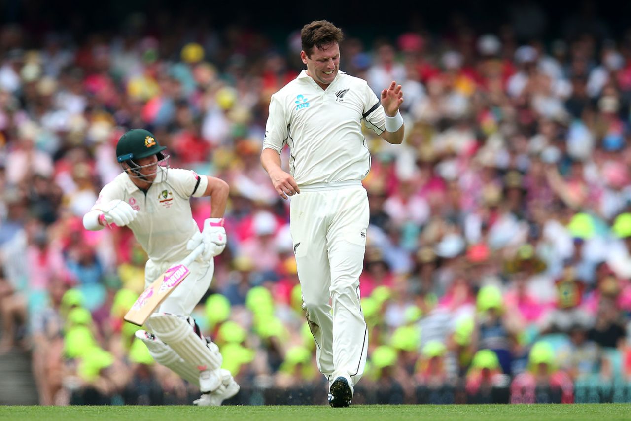 Matt Henry injures his thumb while trying to make a stop, Australia v New Zealand, 3rd Test, Sydney, 1st day, January 3, 2020