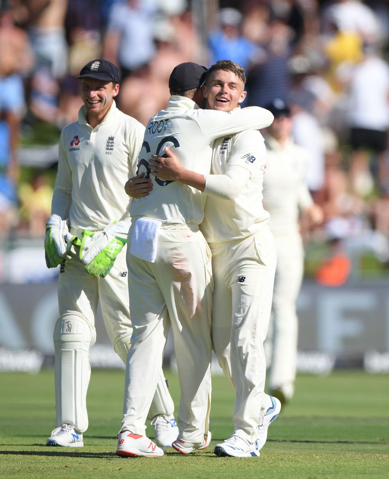 Sam Curran gets a hug from his captain, South Africa v England, 2nd Test, Cape Town, 2nd day, January 4, 2020