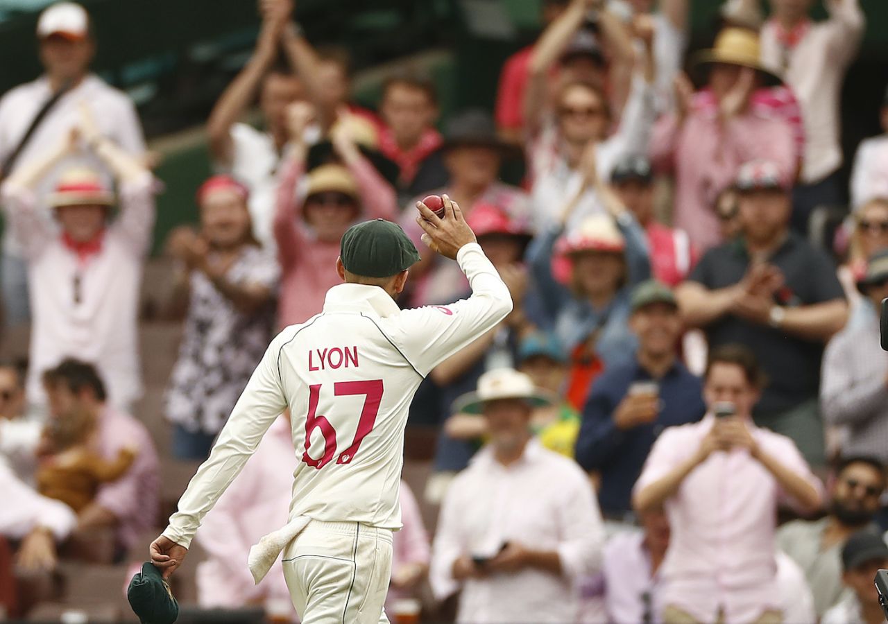Nathan Lyon acknowledges the applause for his five-wicket haul, Australia v New Zealand, 3rd Test, Sydney, 3rd day, January 5, 2020