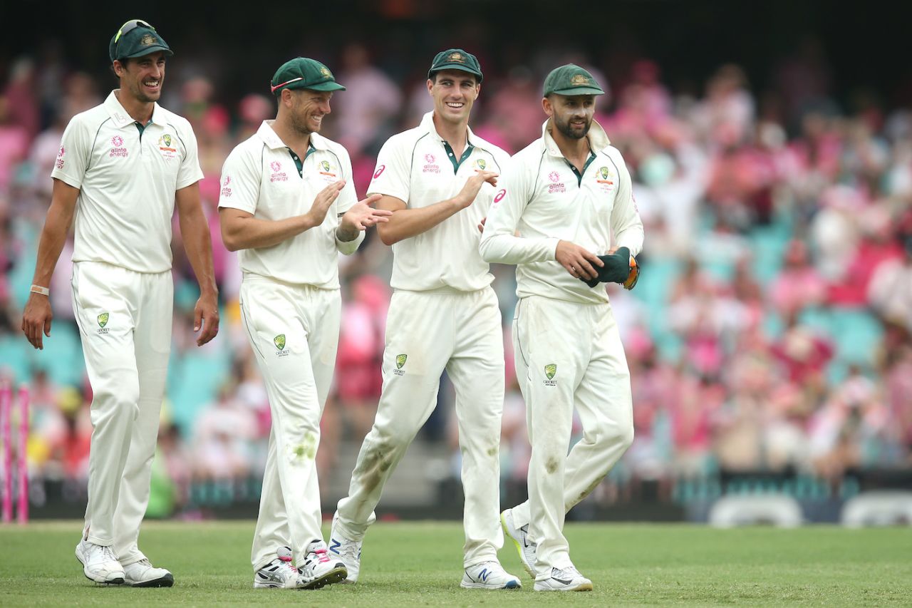 Nathan Lyon is applauded by his fellow bowlers, Australia v New Zealand, 3rd Test, Sydney, 3rd day, January 5, 2020