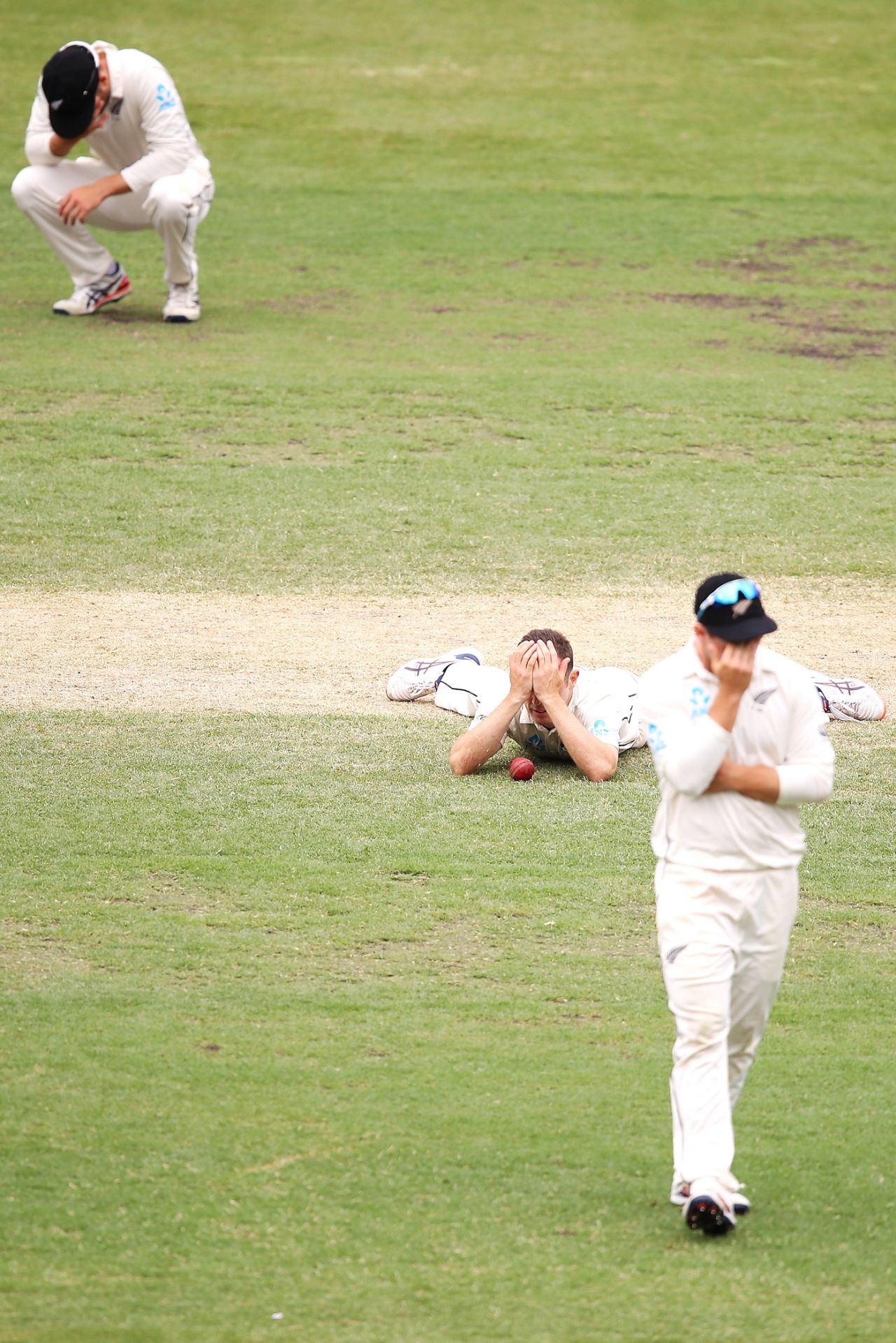 Tom Blundell, Todd Astle and Tom Latham are dejected after Astle drops Marnus Labuschagne, Australia v New Zealand, 3rd Test, Sydney, 4th day, January 6, 2020