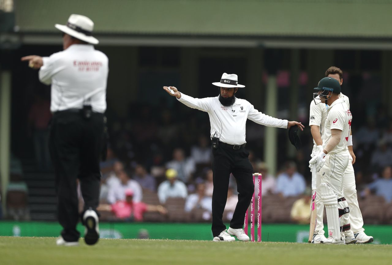 Aleem Dar awarded five penalty runs to New Zealand for David Warner and Marnus Labuschagne running on the pitch, Australia v New Zealand, 3rd Test, Sydney, 4th day, January 6, 2020