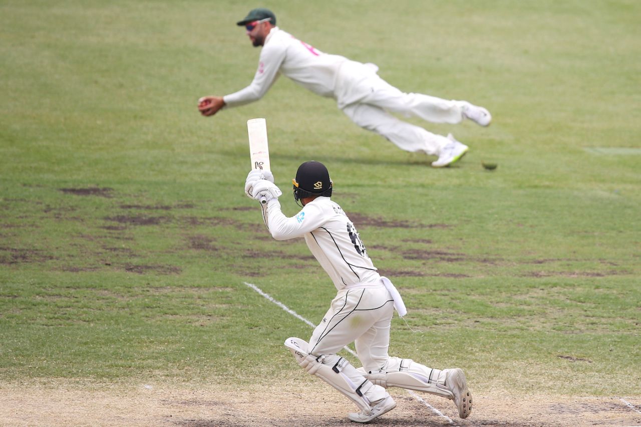 Nathan Lyon takes a diving catch to dismiss Tom Blundell, Australia v New Zealand, 3rd Test, Sydney, 4th day, January 6, 2020