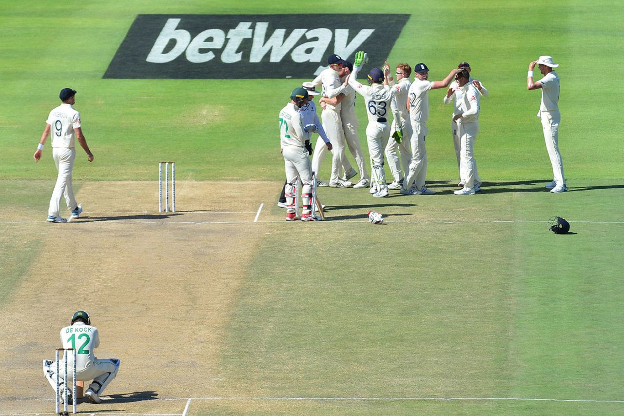 England celebrates the wicket of Quinton de Kock, South Africa v England, 2nd Test, 5th day, Cape Town, January 7, 2020