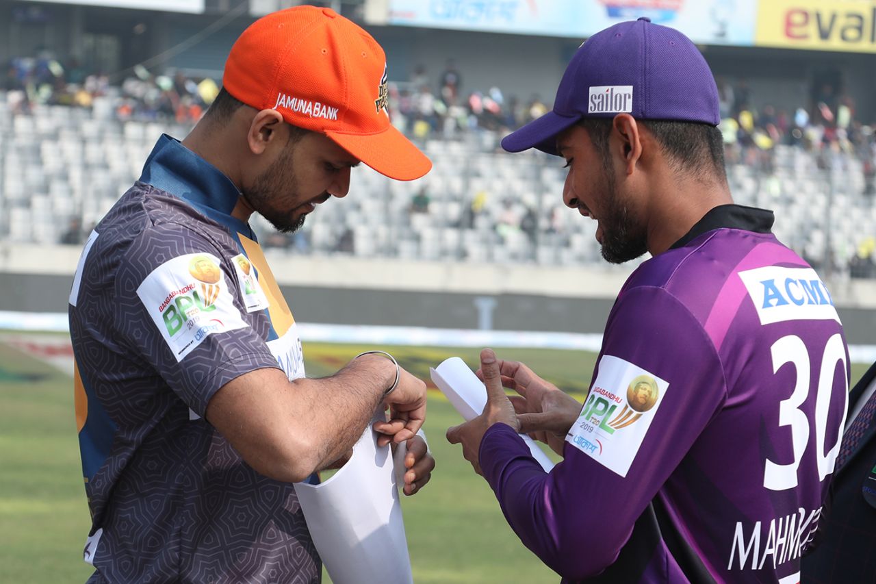 Mashrafe Mortaza and Mahmudullah at the toss, Dhaka Platoon vs Chattogram Challengers, BPL 2019-20, Eliminator, Dhaka, January 13, 2020