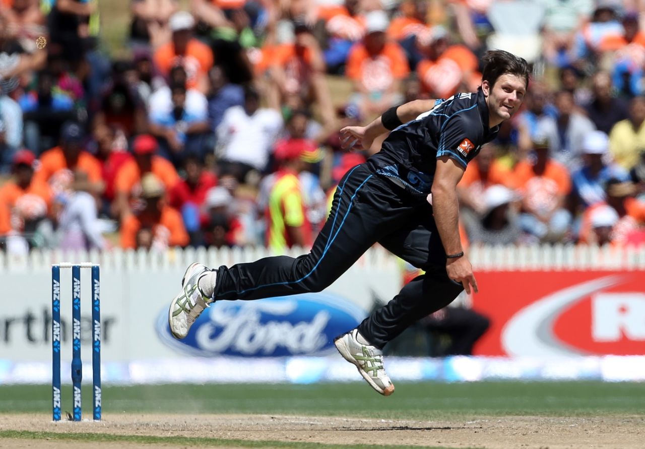 Hamish Bennett lets one rip, New Zealand v India, 4th ODI, Hamilton, January 28, 2014