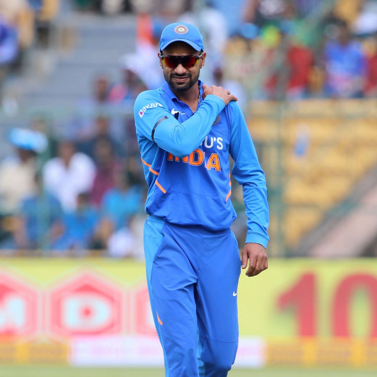 Shikhar Dhawan injured his shoulder while fielding, India v Australia, 3rd ODI, Bengaluru, January 19, 2020