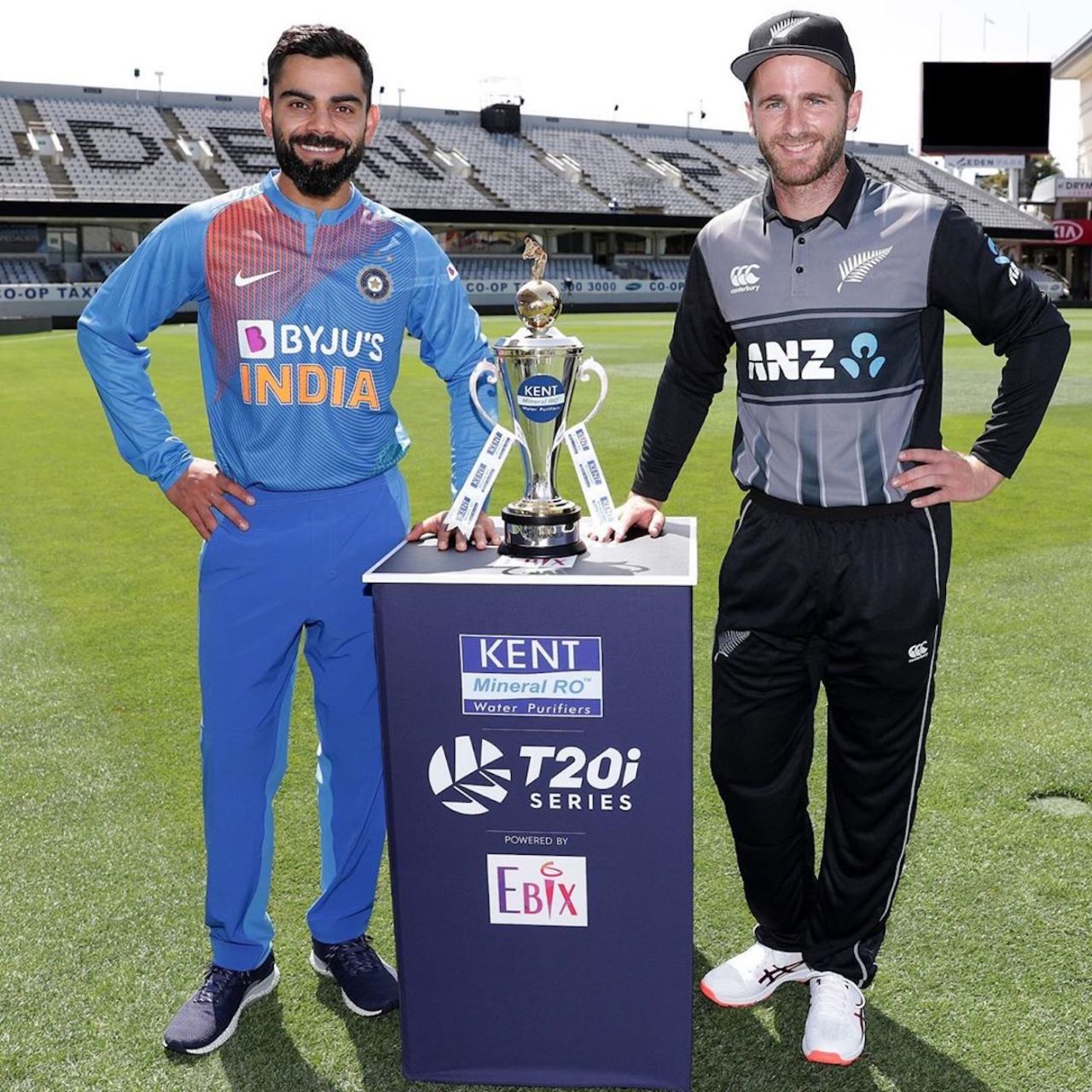 Virat Kohli and Kane Williamson pose with the T20I series trophy, Auckland, January 23, 2020