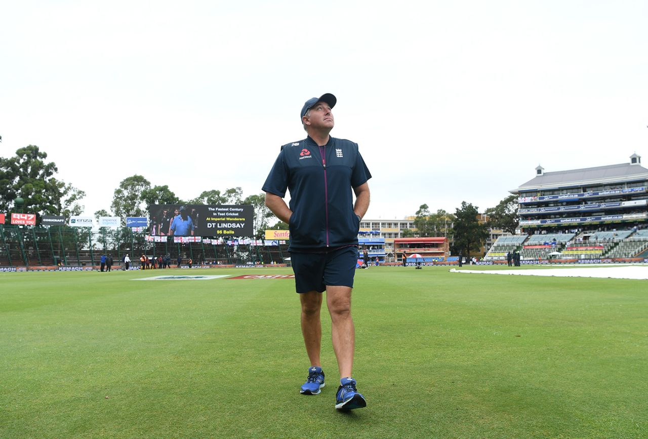 England coach Chris Silverwood looks to the heavens, South Africa v England, 4th Test, Day 1, Johannesburg, January 24, 2020