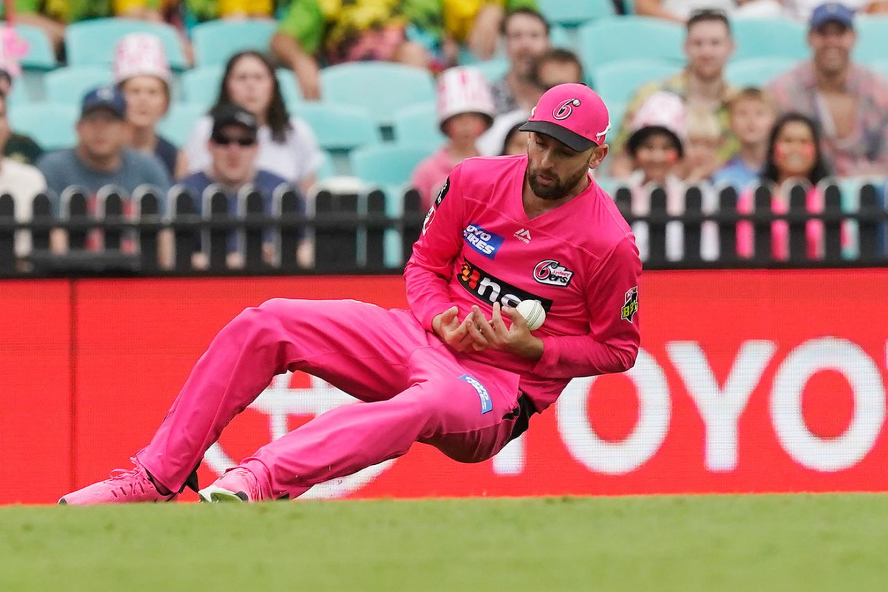 Nathan Lyon managed to cling on to this catch in the end, Sydney Sixers v Melbourne Renegades, Big Bash, SCG, January 25, 2020