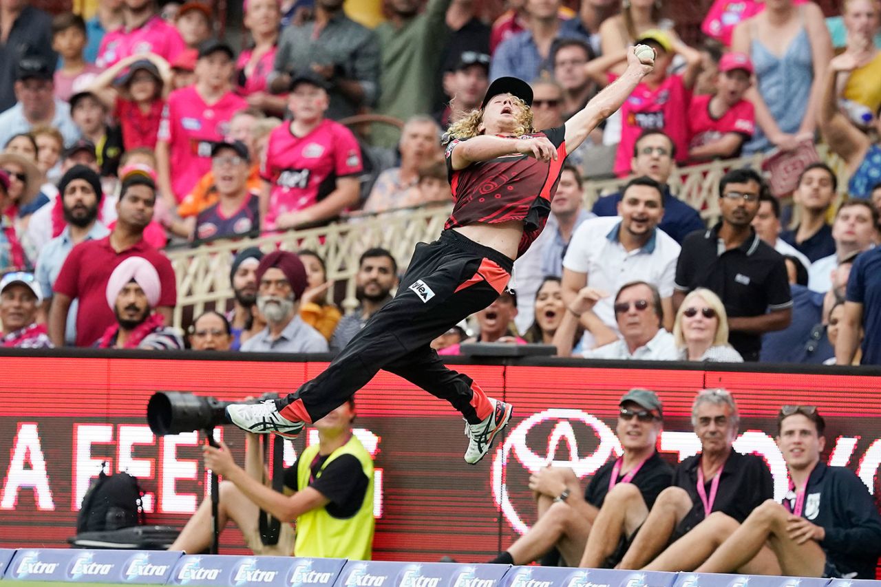 Debutant Nathan McSweeney made a spectacular attempt to catch Steven Smith, Sydney Sixers v Melbourne Renegades, Big Bash, SCG, January 25, 2020