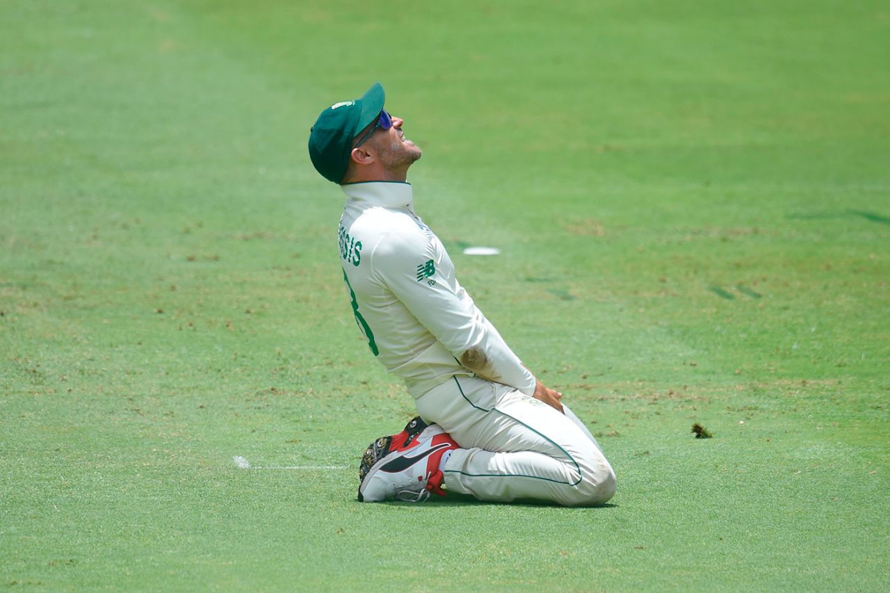 Faf du Plessis grimaces after dropping a catch, South Africa v England, 4th Test, Day 2, Johannesburg, January 25, 2020