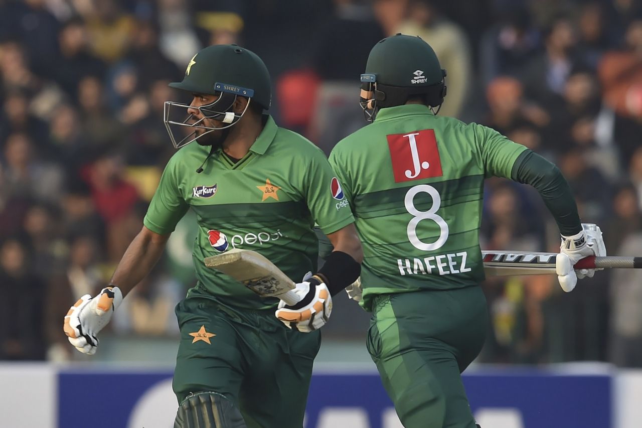 Babar Azam and Mohammad Hafeez take a run during their stand, Pakistan v Bangladesh, 2nd T20I, Lahore, January 25, 2020