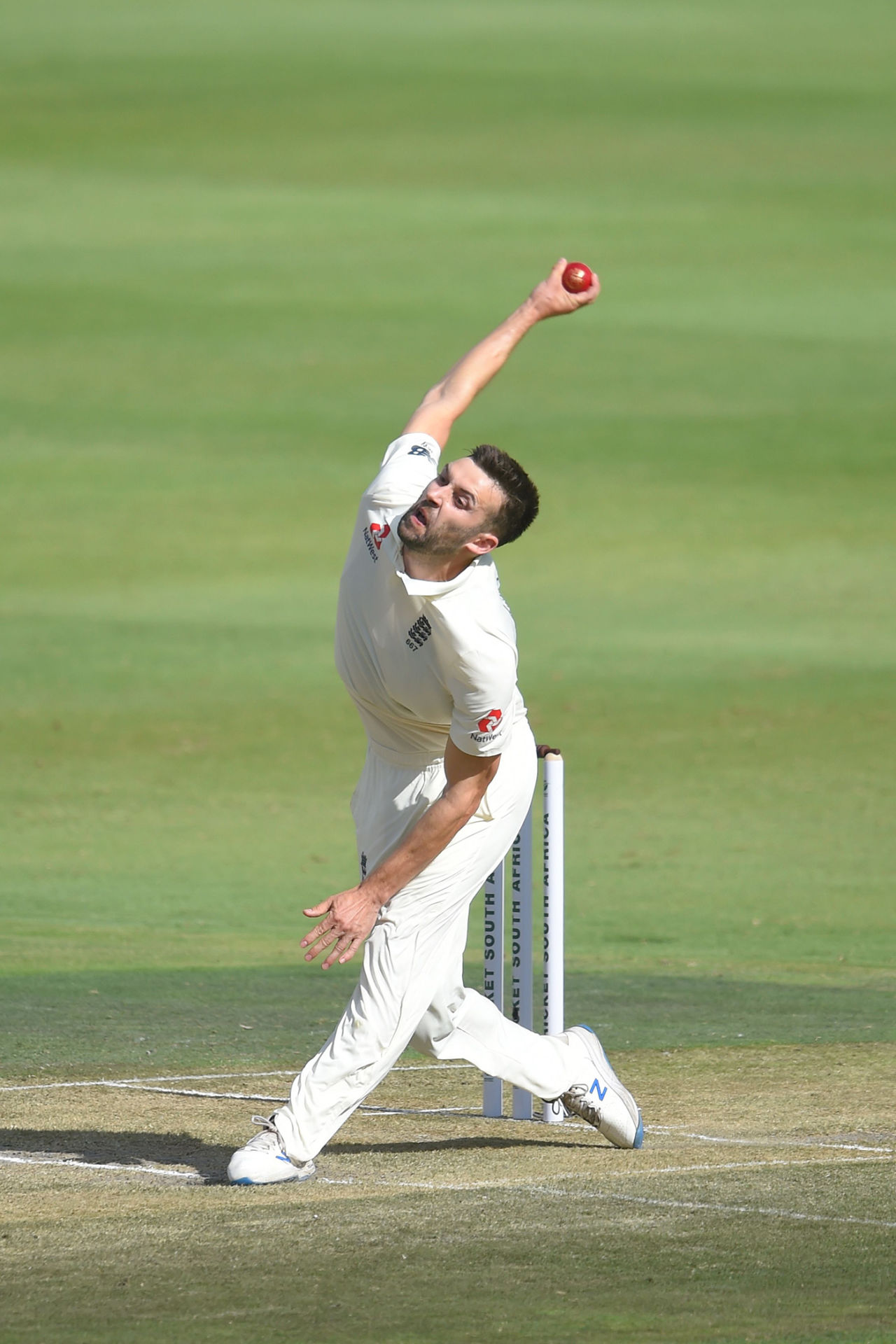 Mark Wood bends his back, South Africa v England, 4th Test, Day 2, Johannesburg, January 25, 2020
