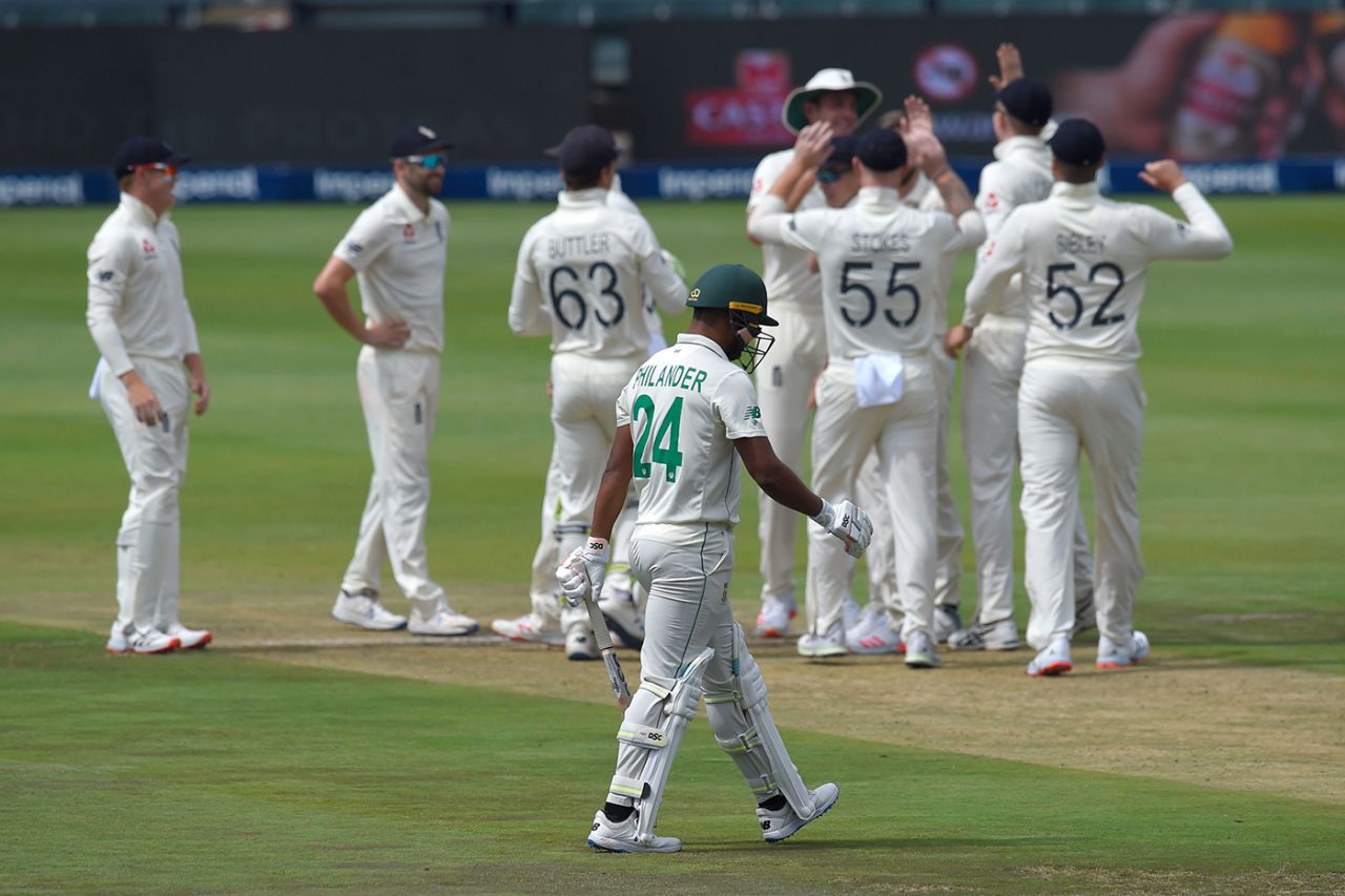 Vernon Philander trudges off after his penultimate Test innings, South Africa v England, 4th Test, Day 3, Johannesburg, January 26, 2020