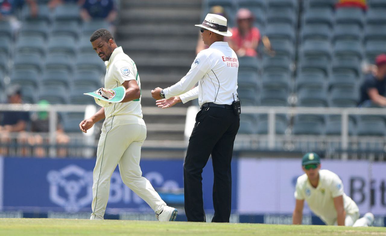 Vernon Philander limped off with a hamstring strain, South Africa v England, 4th Test, Day 3, Johannesburg, January 26, 2020