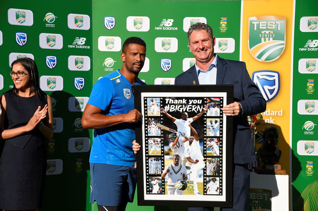 Vernon Philander was presented with a memento by Jacques Faul, South Africa v England, 4th Test, Johannesburg, 4th day, January 27, 2020