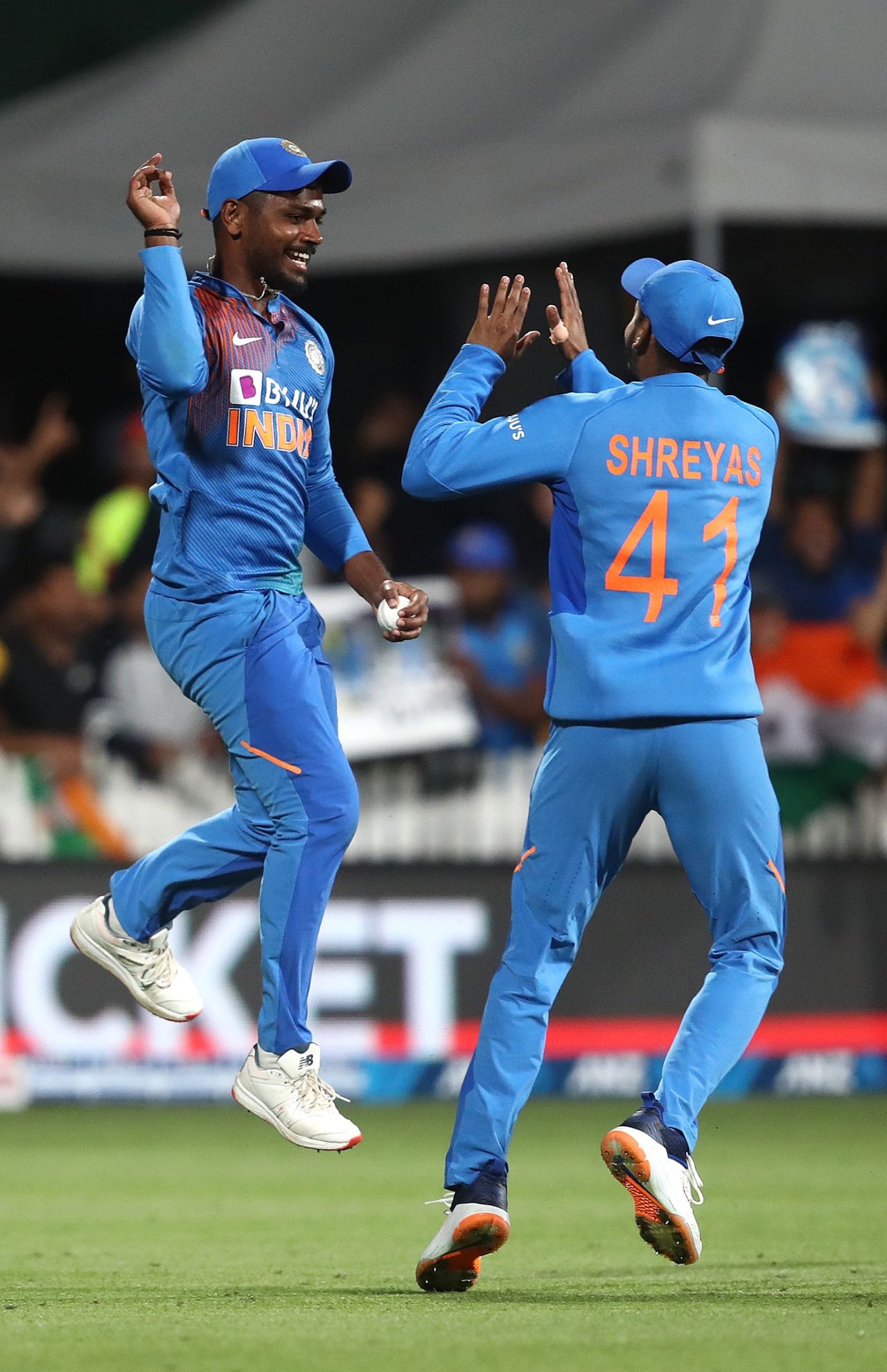 Sanju Samson and Shreyas Iyer celebrate a wicket, New Zealand v India, 3rd T20I, Hamilton, January 29, 2020