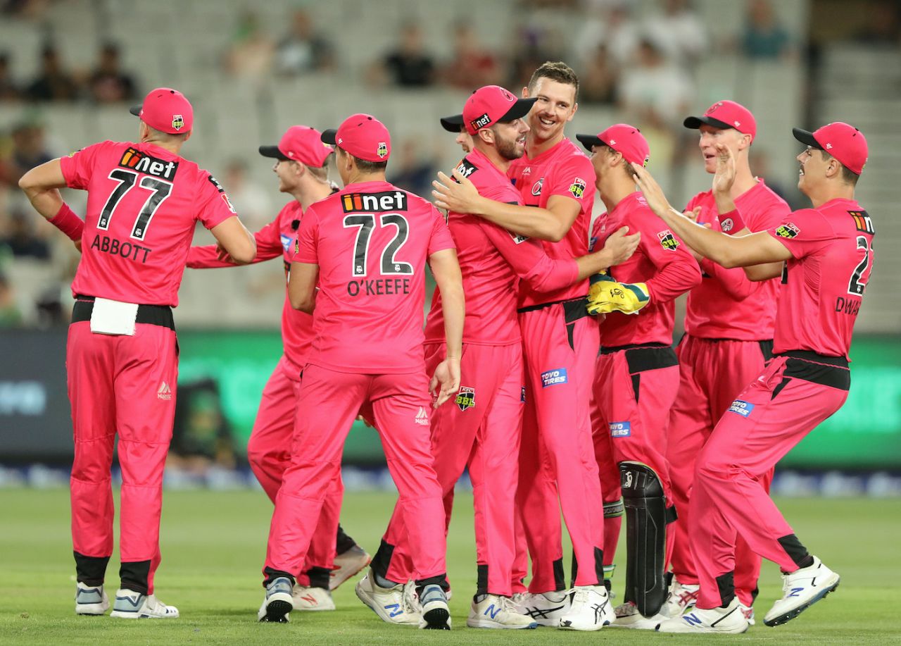 Josh Hazlewood celebrates with his teammates after taking the wicket of Pete Handscomb, Melbourne Stars v Sydney Sixers, Big Bash, Qualifier, MCG, January 31, 2020