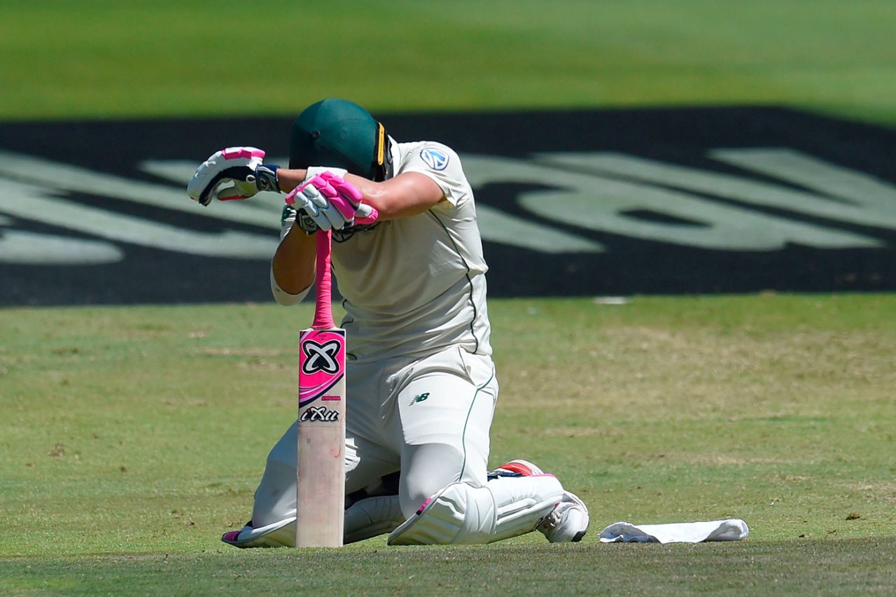 Faf du Plessis kneels on the field, South Africa v England, 4th Test, Johannesburg, 4th day, January 27, 2020