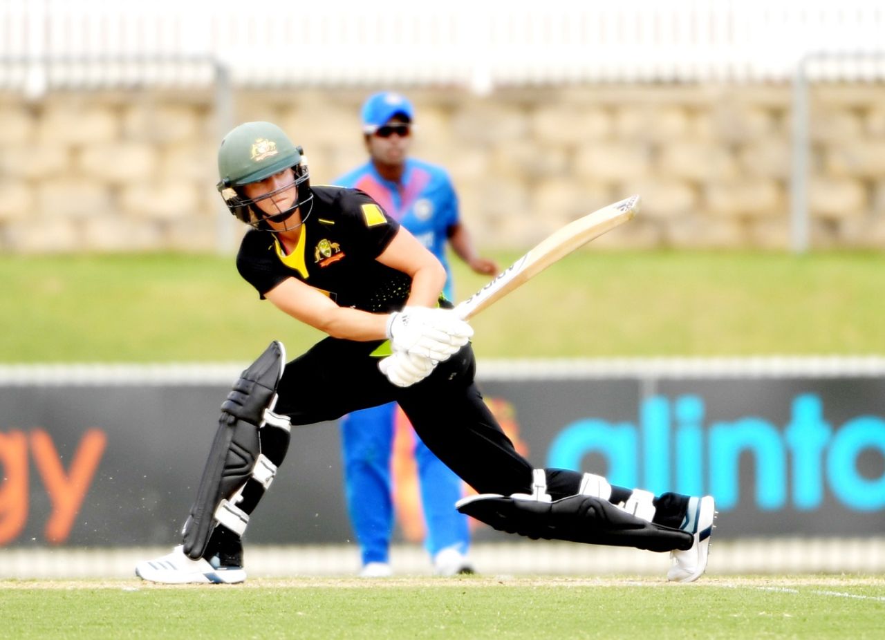Ellyse Perry brings out the sweep, Australia v India, Women's T20I tri-series, Canberra, February 2, 2020