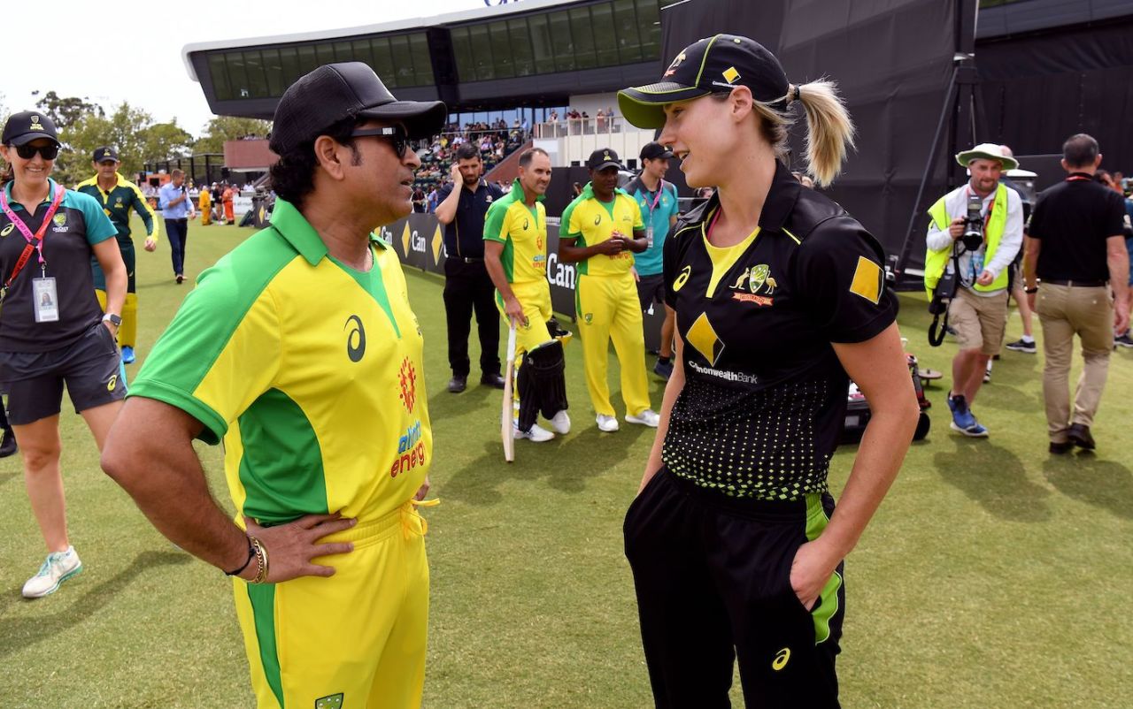 Sachin Tendulkar and Ellyse Perry chat at the Bushfire Bash before Perry bowled to him, Gilchrist XI v Ponting XI, Melbourne, February 9, 2020