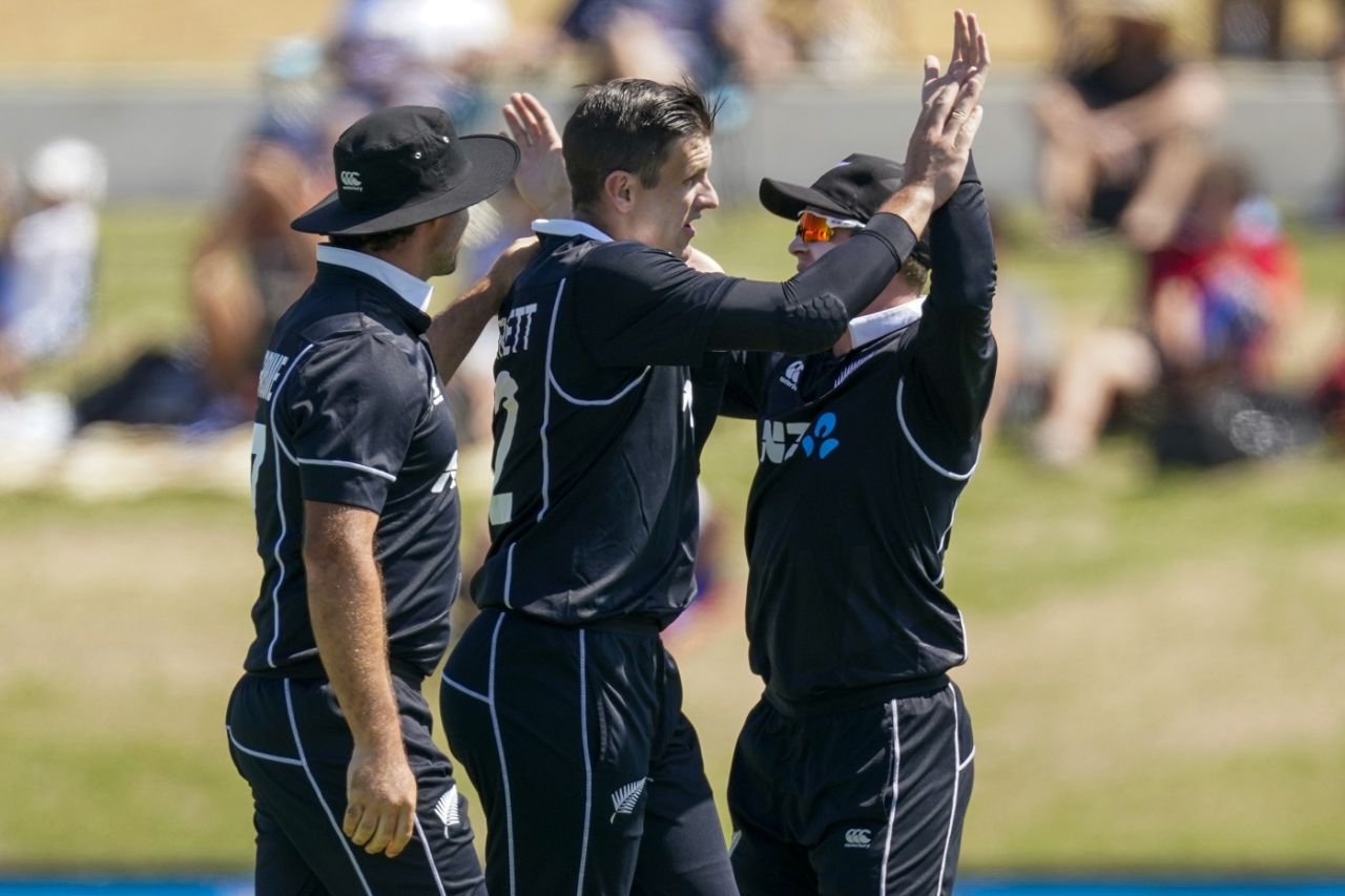 Hamish Bennett is congratulated for a dismissal, New Zealand v India, 3rd ODI, Mount Maunganui, February 11, 2020
