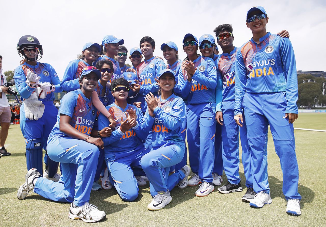 Richa Ghosh gets her India cap from Harmanpreet Kaur, Australia v India, women's T20I tri-series final, Melbourne, February 12, 2020