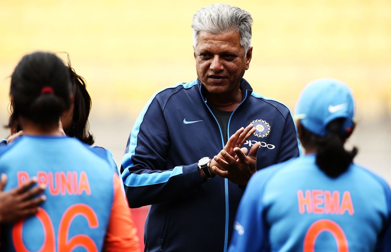 WV Raman talks to the players, New Zealand v India, 1st women's T20I, Wellington, February 6, 2019