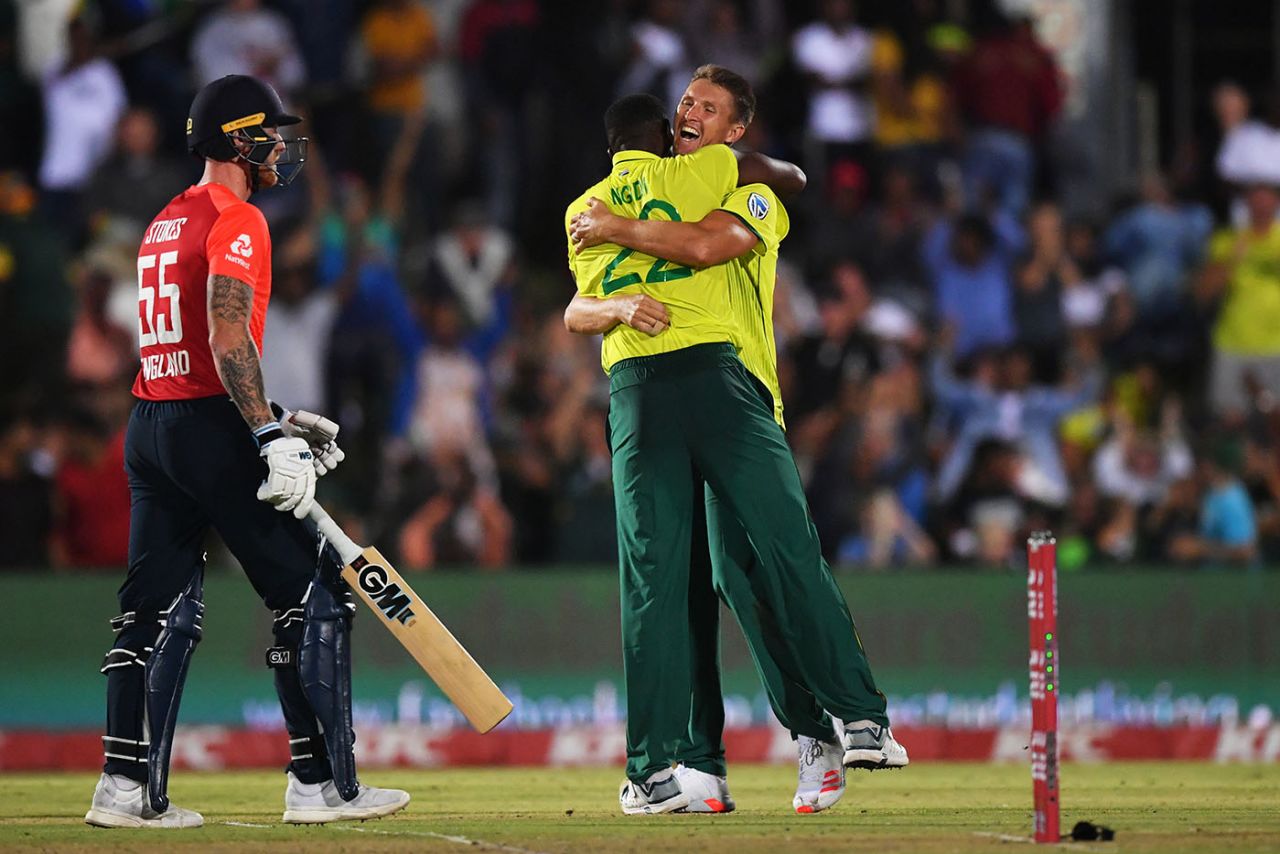 Lungi Ngidi and Dwaine Pretorius celebrate the wicket of Ben Stokes, South Africa v England, 1st T20I, East London, February 12, 2020