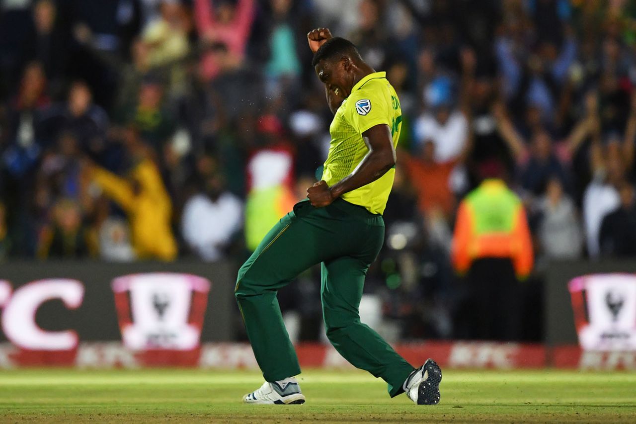 Lungi Ngidi dismisses Moeen Ali, South Africa v England, 1st T20I, East London, February 12, 2020