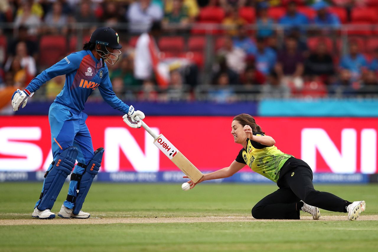 Molly Strano attempts to stop the ball as Smriti Mandhana comes in the way, Australia v India, Women's T20 World Cup, Sydney, February 21, 2020