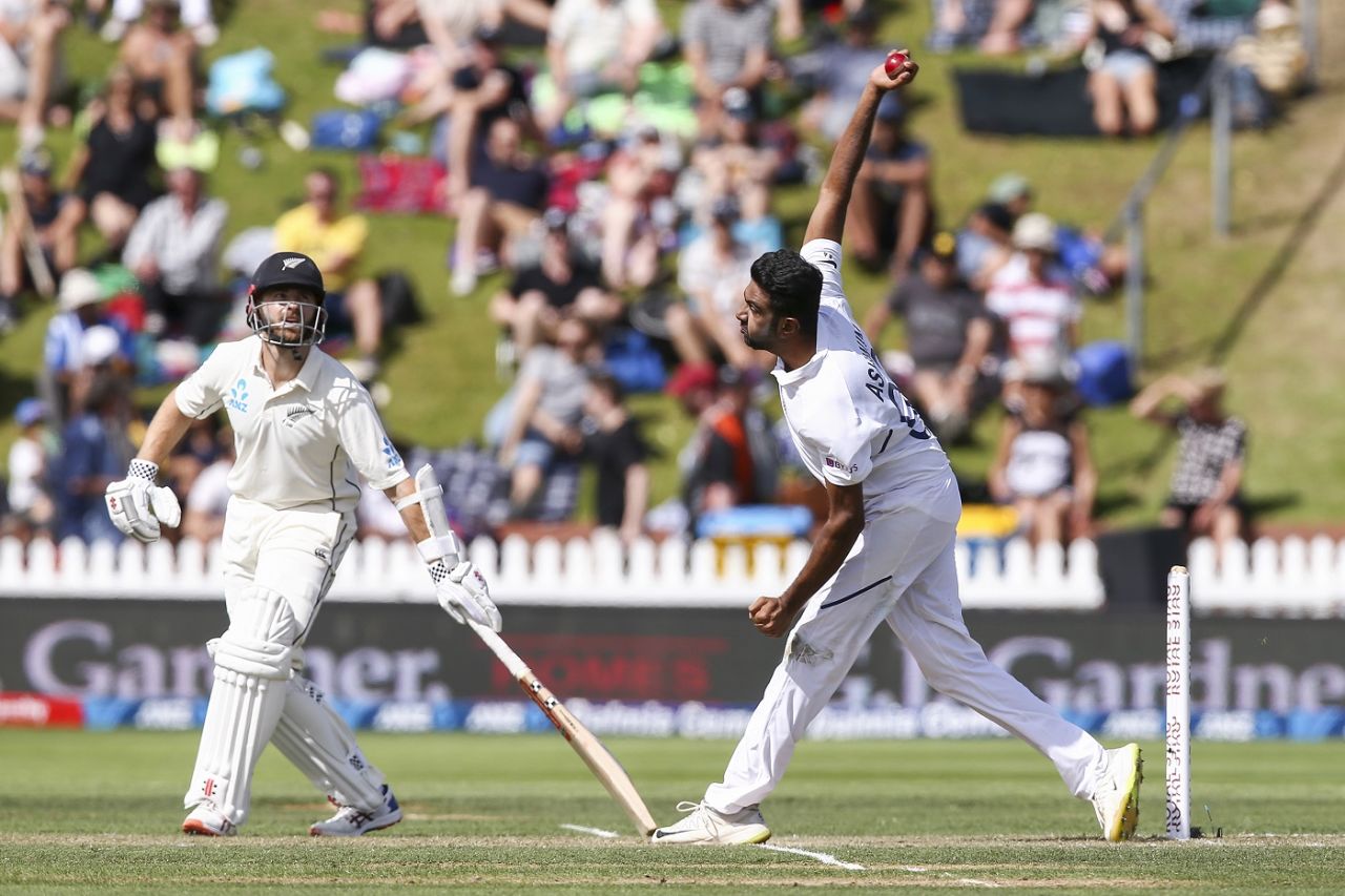 Kane Williamson watches it out of R Ashwin's hand even when at the non-striker's end, New Zealand v India, 1st Test, Wellington, 2nd day, February 22, 2020