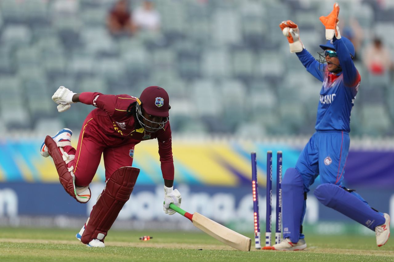 Deandra Dottin fell short to a sharp throw, Thailand v West Indies, T20 World Cup, Group B, Perth, February 22, 2020