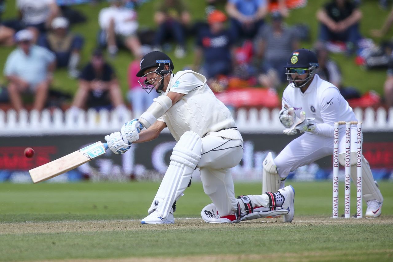 Boult entertains the Sunday Wellington crowd, New Zealand v India, 1st Test, Wellington, 3rd day, February 23, 2020
